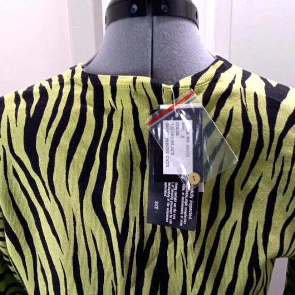 NWT City Silk Sz Small, Silk Lizard Black Sweater, Button Front. - Picture 5 of 8
